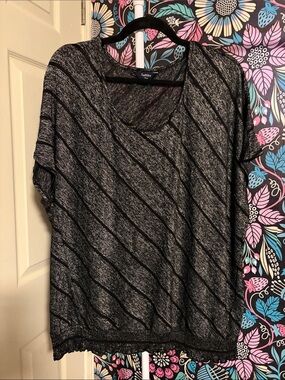 Reitmans Black and Gray Diagonal Stripe Short Sleeve Tee — Scoop Neck